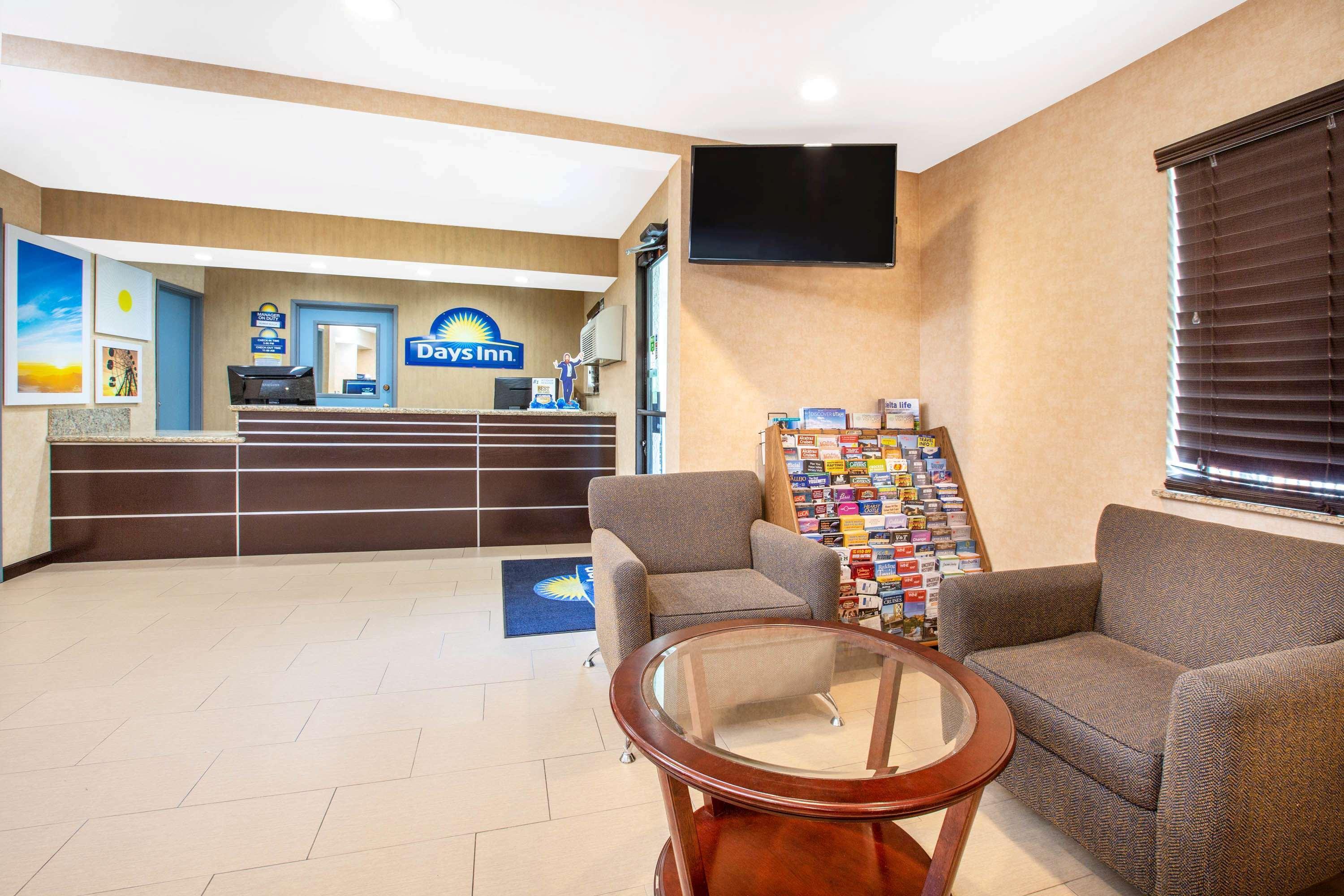 Days Inn By Wyndham Woodland Exterior photo