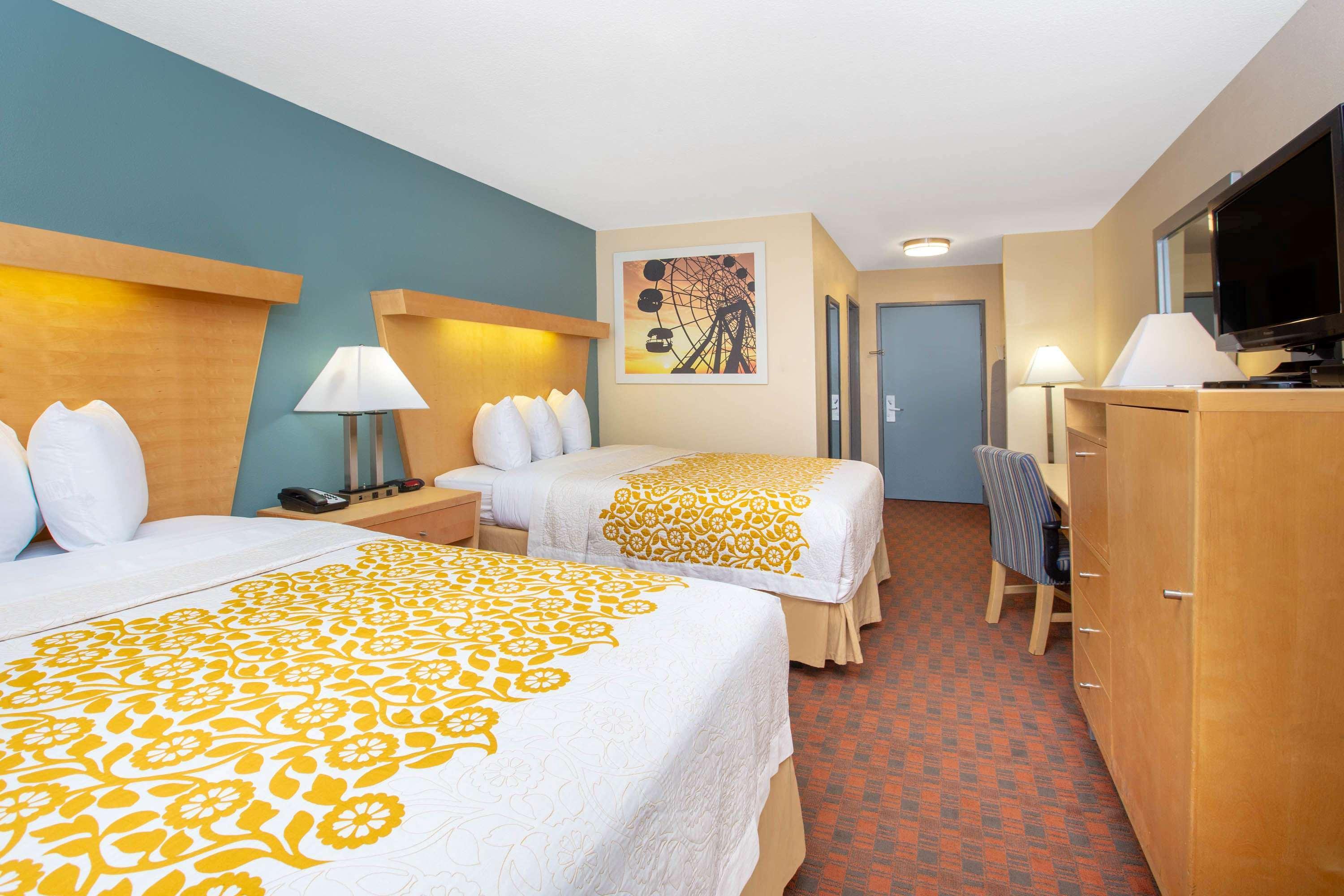 Days Inn By Wyndham Woodland Exterior photo