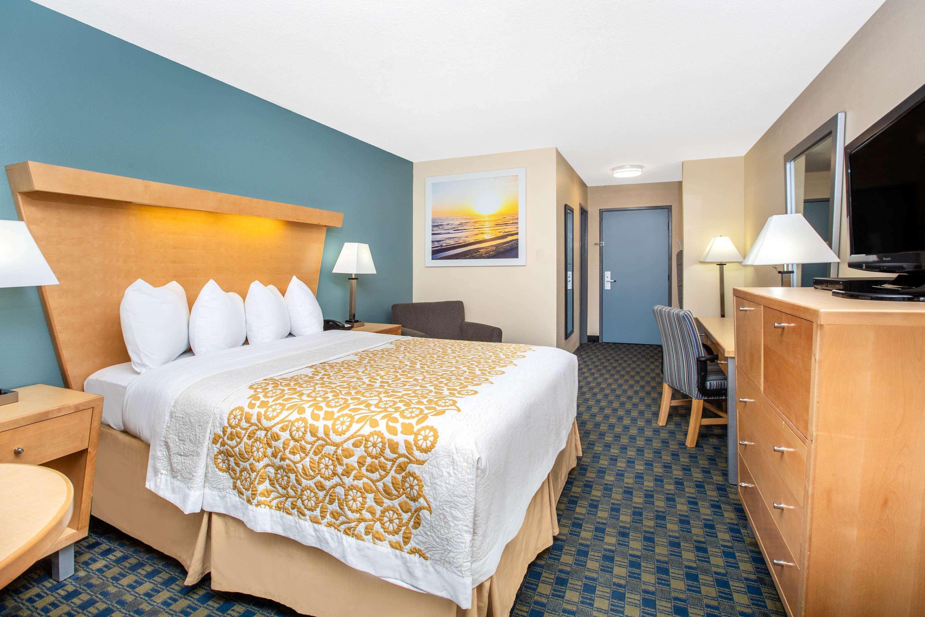 Days Inn By Wyndham Woodland Exterior photo