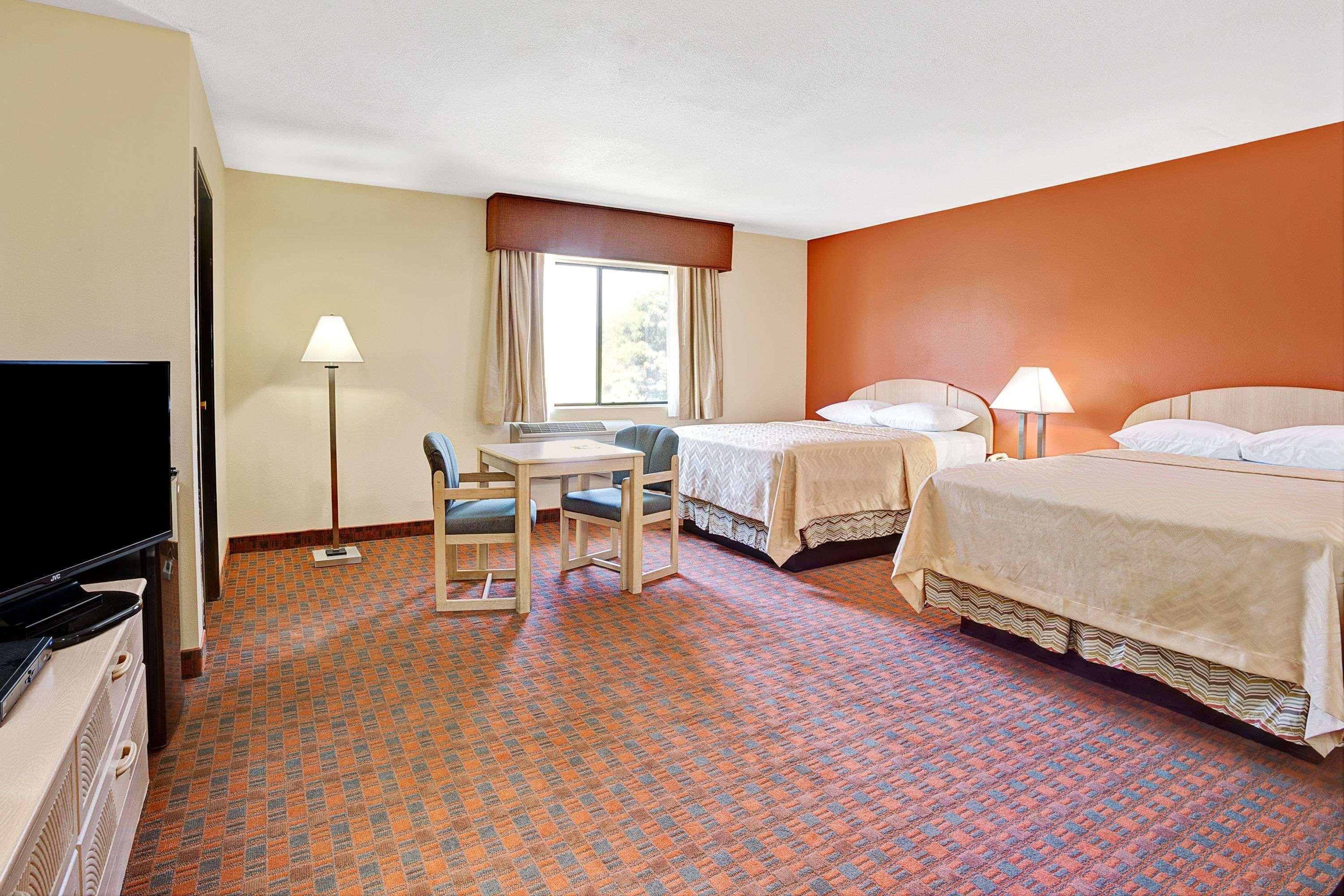 Days Inn By Wyndham Woodland Exterior photo
