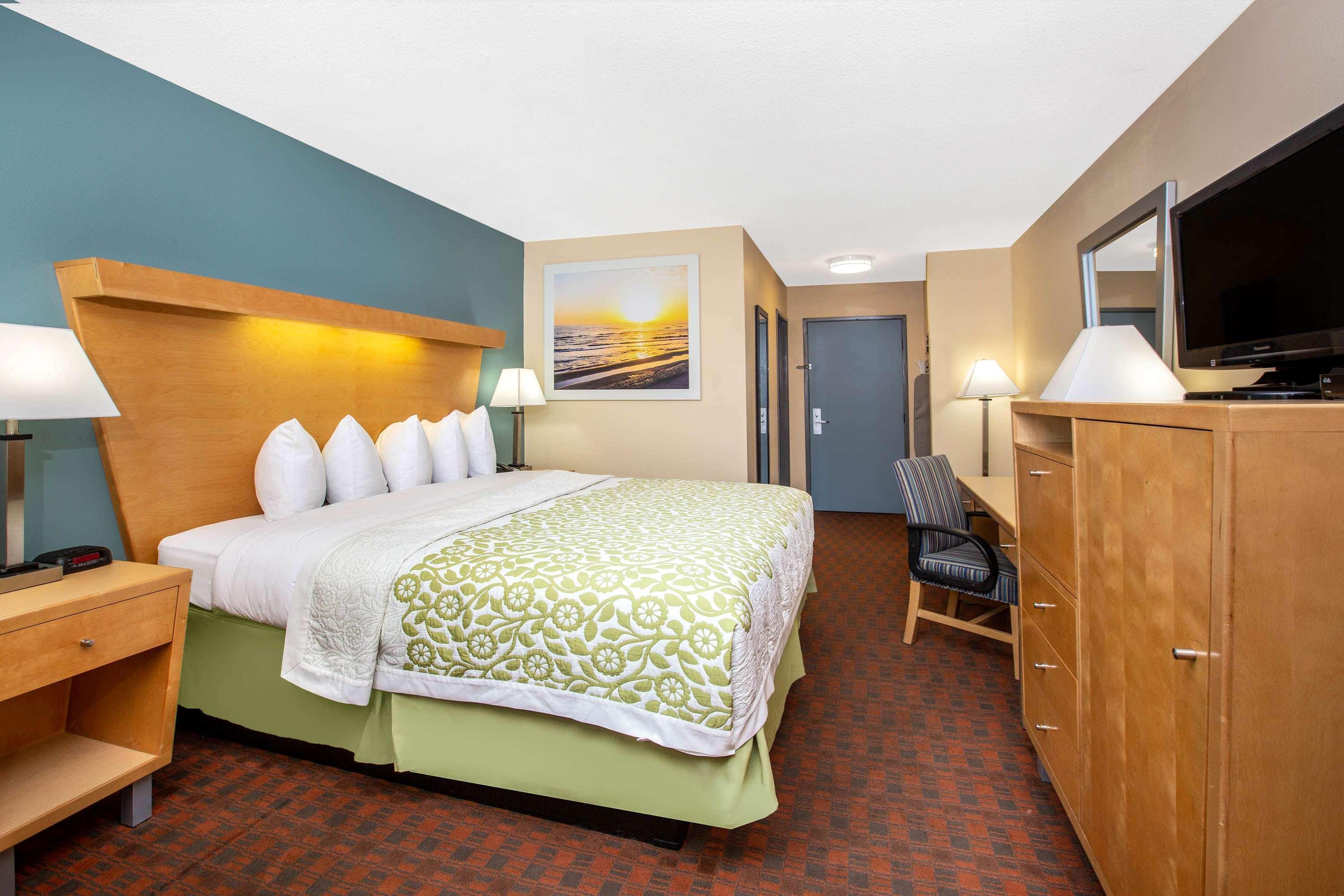 Days Inn By Wyndham Woodland Exterior photo