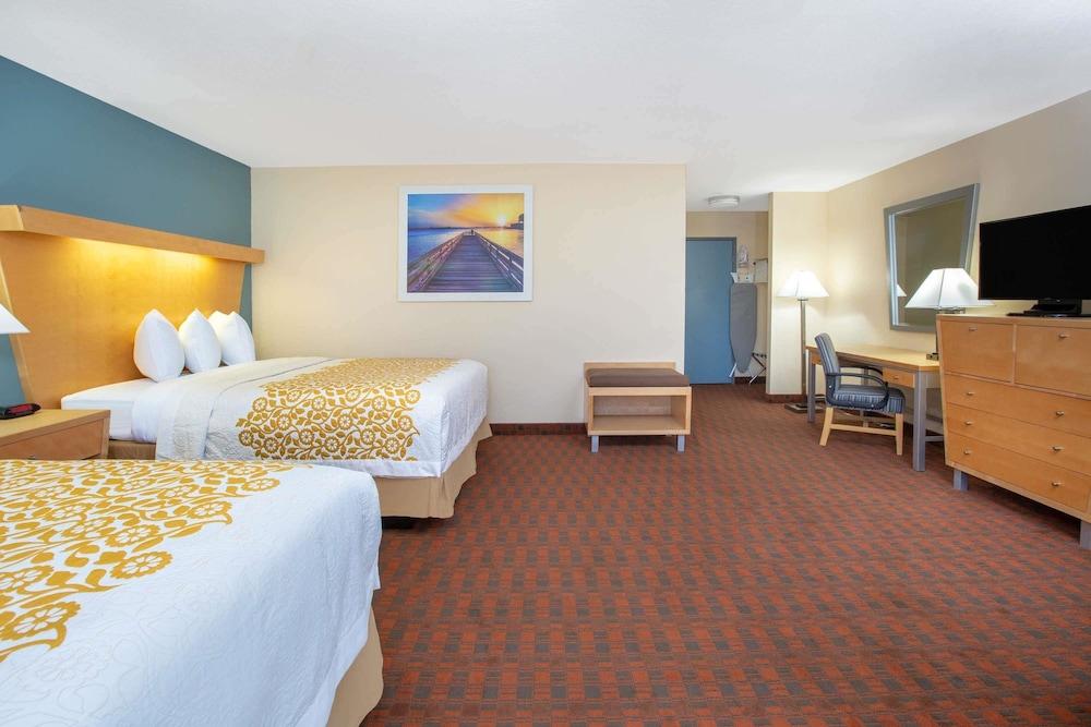 Days Inn By Wyndham Woodland Exterior photo