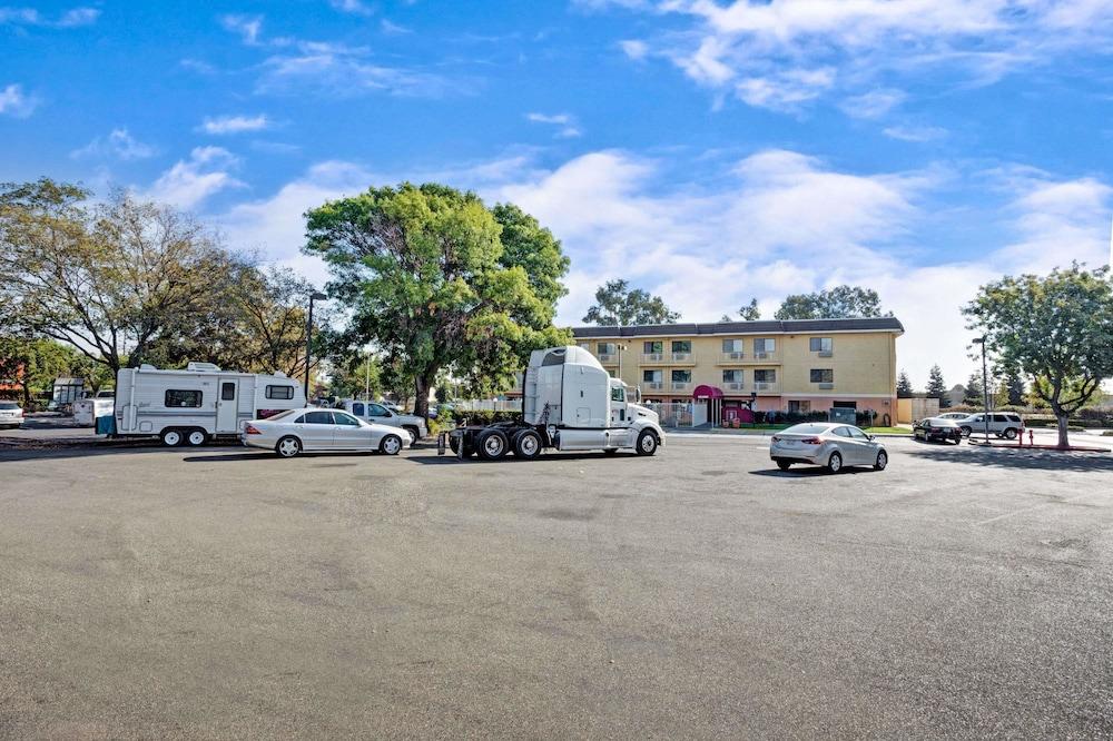 Days Inn By Wyndham Woodland Exterior photo